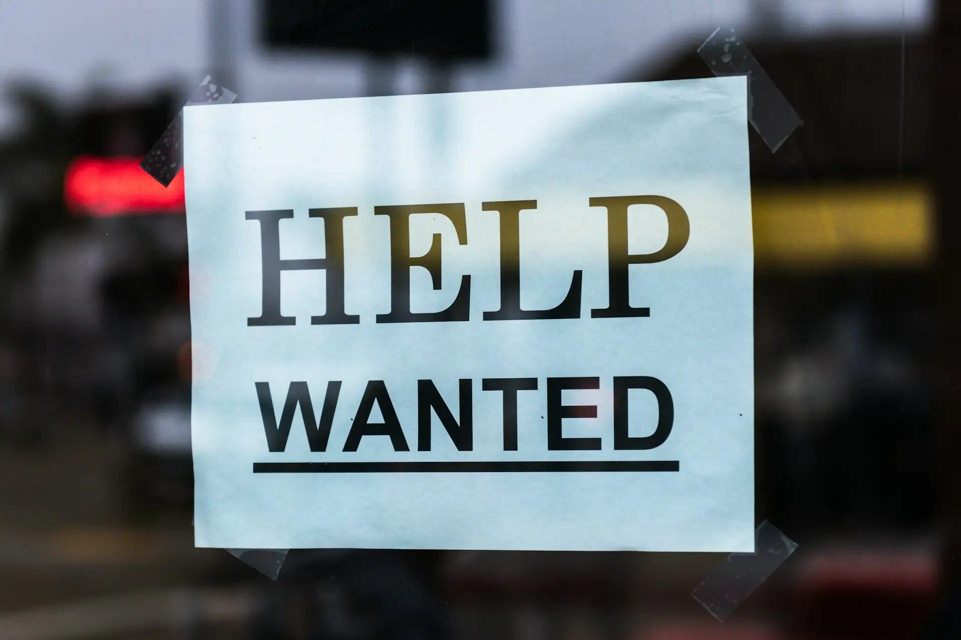 U.S. Unemployment Claims Fall as Job Market Remains Resilient